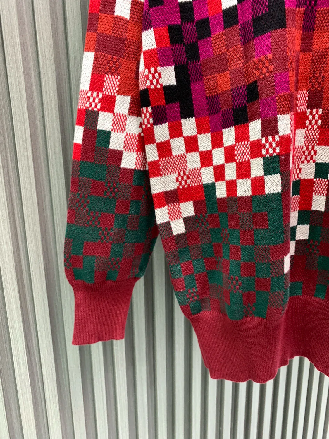 🅿️440 🀄️ Louis Vuitton Louis Vuitton 26* New Year's classic hot style camouflage mosaic knitted sweater. Made of the same original heavyweight pure cotton material. Double-strand threads for 8 colors. Each color needs to be dyed in a separate vat. Weaving requires an imported Stoll 16-needle machine. 8-color jacquard is very time-consuming. It is necessary to ensure that each size is consistent. The embroidery needs to be positioned on the back of the front chest of the ready-made garment. The embroidery is a three-dimensional embroidery with imported foam in the middle pad. After the back is embroidered, the tiles need to be aligned and ironed. The ironed tiles are custom-made brushed metal tiles that must be sized to ensure that they are washed and shaped later. The embroidery uses Behringer embroidery technology to restore consistent details. It is customized and dyed without any color difference. The ingenious craftsmanship is perfectly restored. Three standards are complete. Customized accessories.